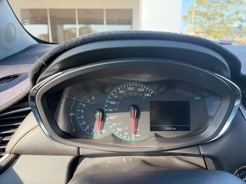 Used 2021 Chevrolet Trax LT w/ LT Convenience Package image 5