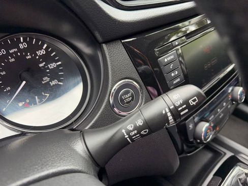 Used 2020 Nissan Rogue SV AWD/4WD image 19