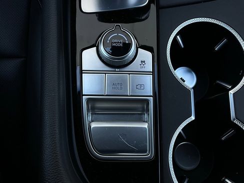 Used 2025 Genesis G70 2.5T image 23