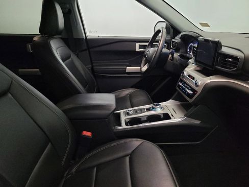 Used 2022 Ford Explorer XLT w/ Equipment Group 202A AWD/4WD image 21
