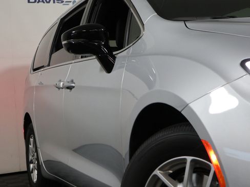 New 2026 Chrysler Pacifica Select image 3