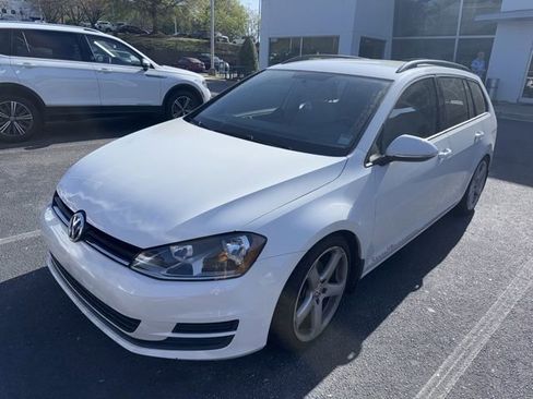 Used 2015 Volkswagen Golf S image 9