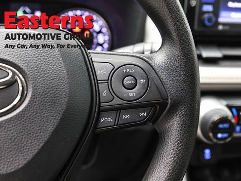 Used 2022 Toyota RAV4 XLE AWD/4WD image 16