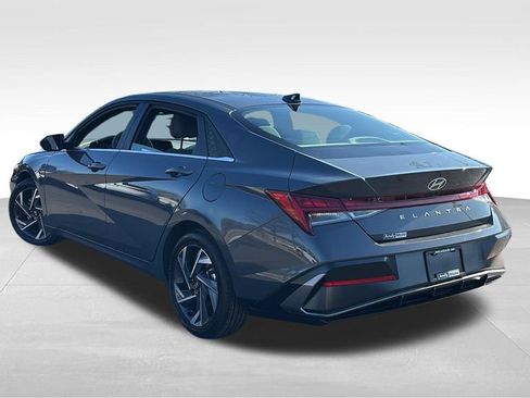 Used 2025 Hyundai Elantra SEL image 5