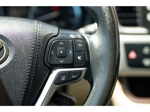 Used 2017 Toyota Highlander XLE FWD image 13