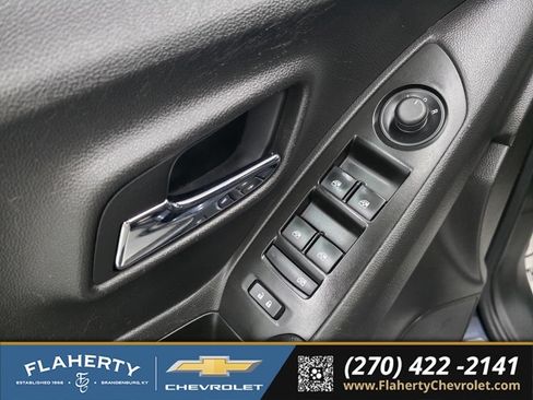 Used 2021 Chevrolet Trax LT w/ LT Convenience Package AWD/4WD image 21
