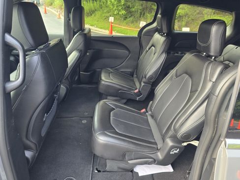 Used 2025 Chrysler Pacifica Select FWD image 11