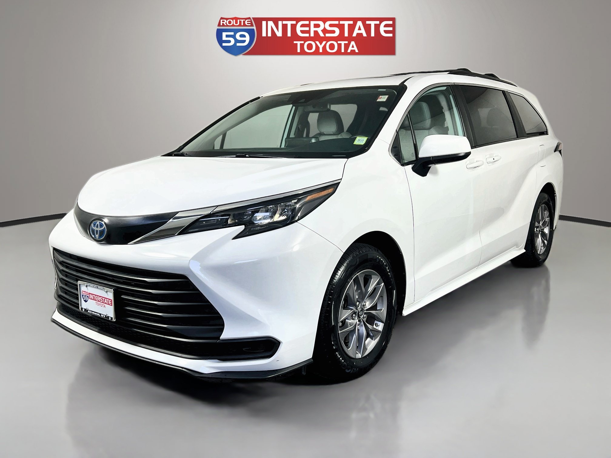 Certified 2024 Toyota Sienna LE w/ LE Plus Package AWD/4WD image 3