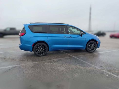 New 2026 Chrysler Pacifica Select image 13