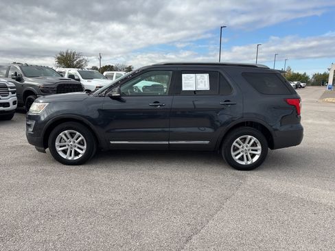Used 2017 Ford Explorer XLT image 2