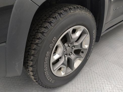 Used 2019 Jeep Cherokee Trailhawk w/ Cold Weather Group image 31