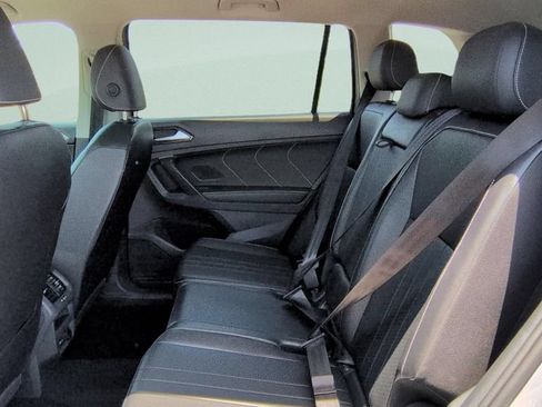 Used 2024 Volkswagen Tiguan SE AWD/4WD image 10