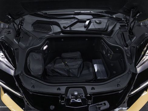 Used 2025 Lamborghini Revuelto image 5