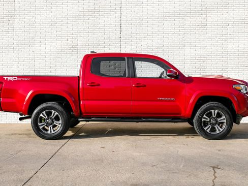Used 2016 Toyota Tacoma TRD Sport w/ Towing Package image 4