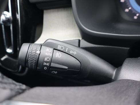 Used 2025 Volvo XC40 B5 Core image 22