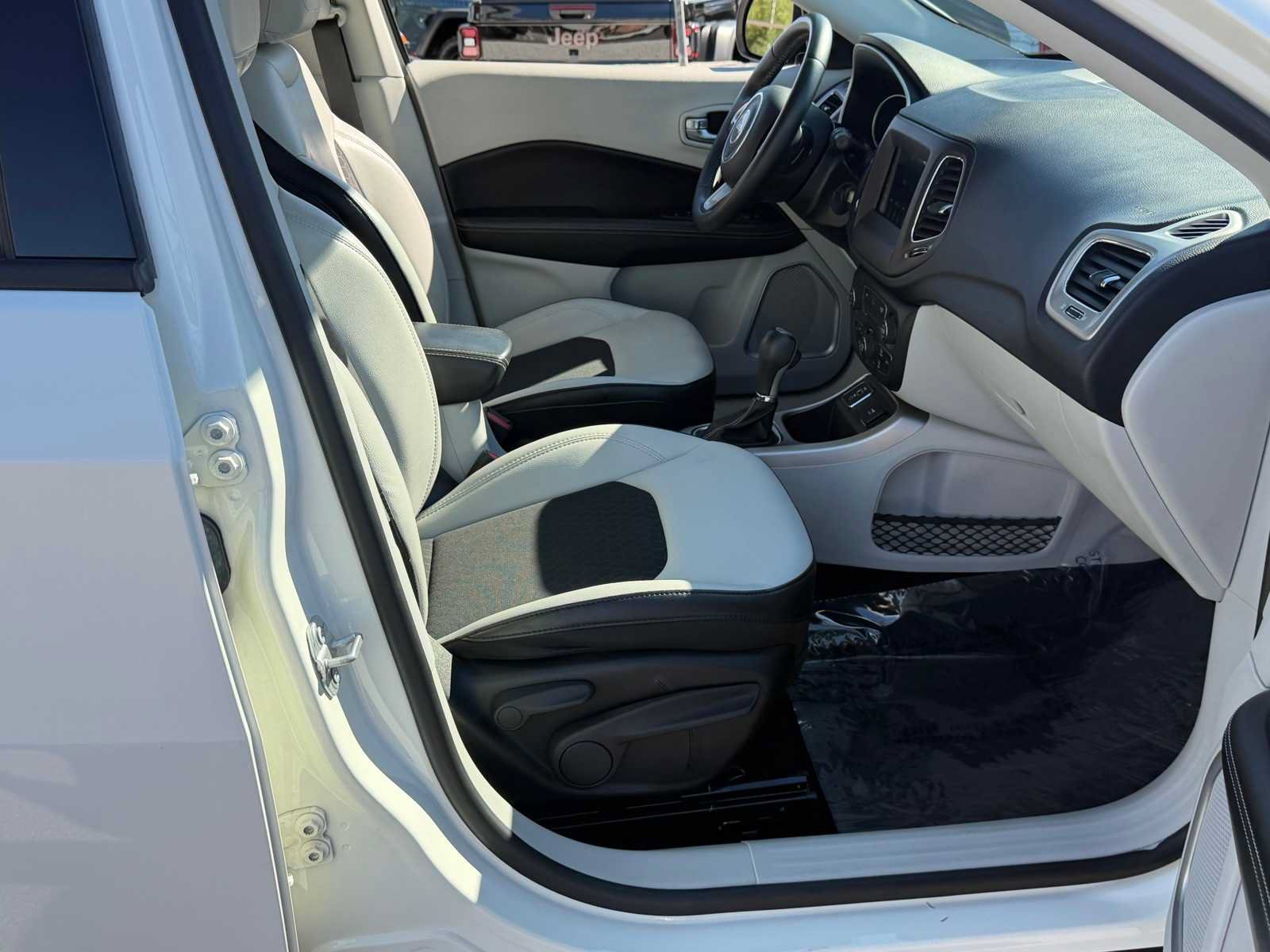 Used 2018 Jeep Compass Latitude w/ Popular Equipment Group FWD image 30