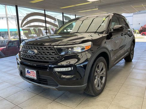 Used 2022 Ford Explorer XLT w/ Equipment Group 202A AWD/4WD image 3