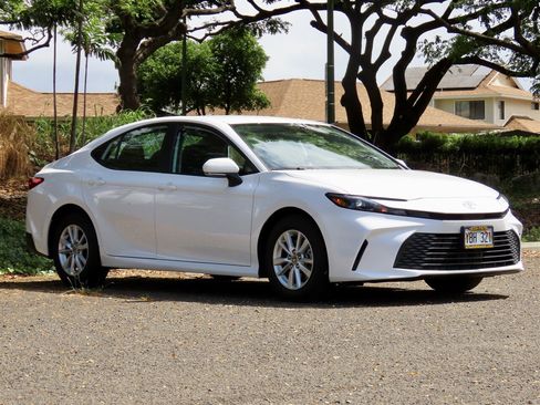 Used 2025 Toyota Camry LE FWD image 3