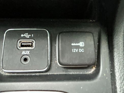 Certified 2021 Jeep Cherokee Latitude Lux w/ Comfort/Convenience Group FWD image 30