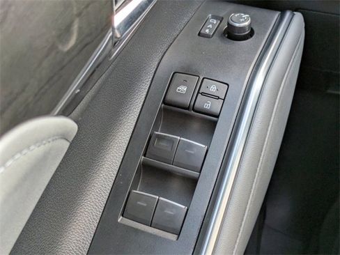 Used 2024 Toyota Highlander Platinum image 28