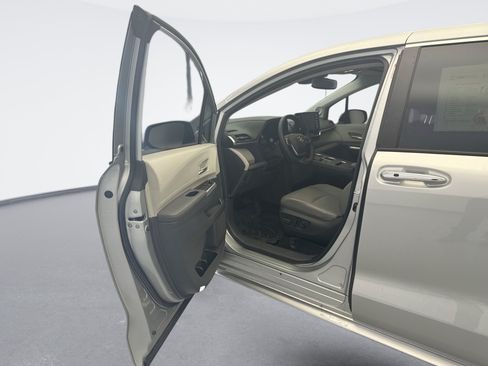 Used 2022 Toyota Sienna XLE w/ XLE Plus Package FWD image 9