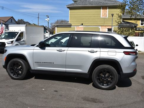 Used 2025 Jeep Grand Cherokee Altitude AWD/4WD image 9