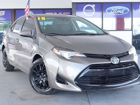 Used 2018 Toyota Corolla LE FWD image 2