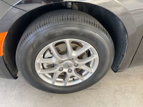 Used 2025 Chrysler Pacifica Select image 10