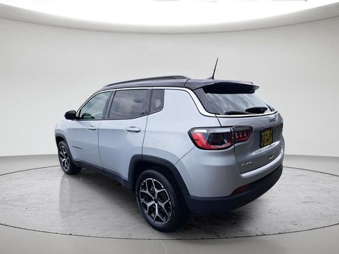 Used 2025 Jeep Compass Limited AWD/4WD image 3