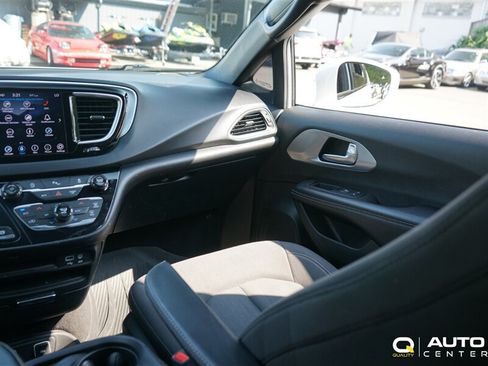 Used 2018 Chrysler Pacifica Touring Plus FWD image 16