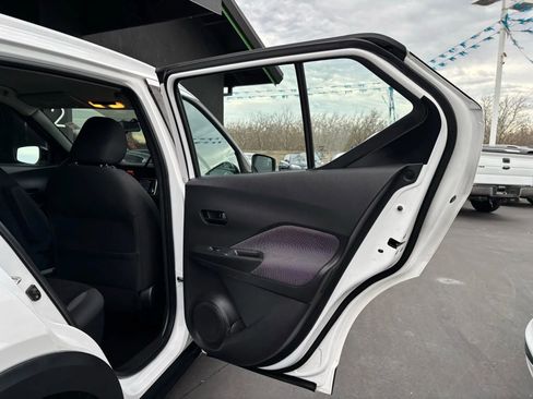 Used 2019 Nissan Kicks S image 16