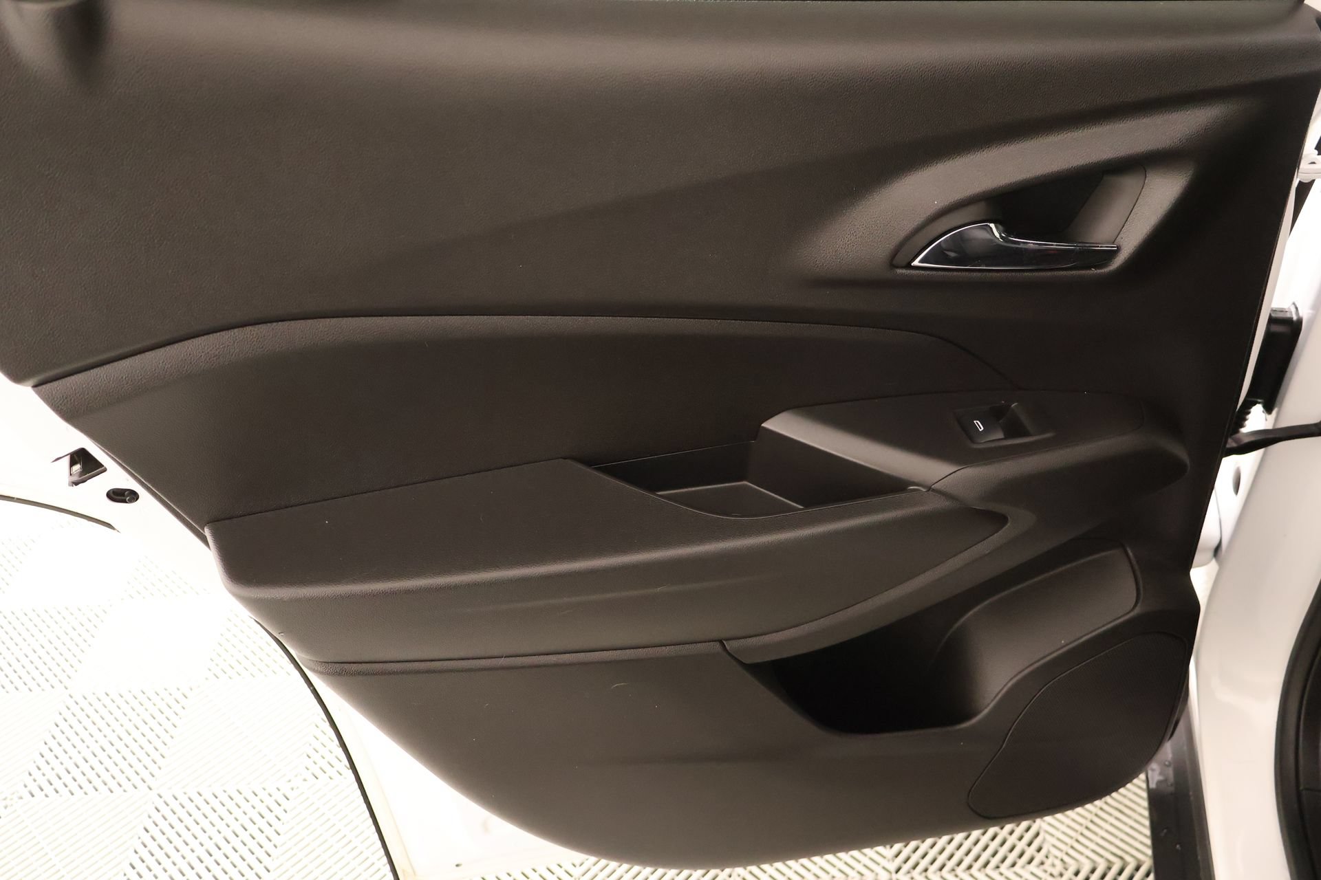 Used 2025 Chevrolet Trax RS w/ Sunroof Package FWD image 17