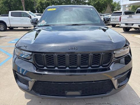 Used 2023 Jeep Grand Cherokee Altitude image 2