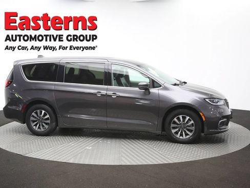 Used 2022 Chrysler Pacifica Touring-L w/ Uconnect Theater Family Group FWD image 47