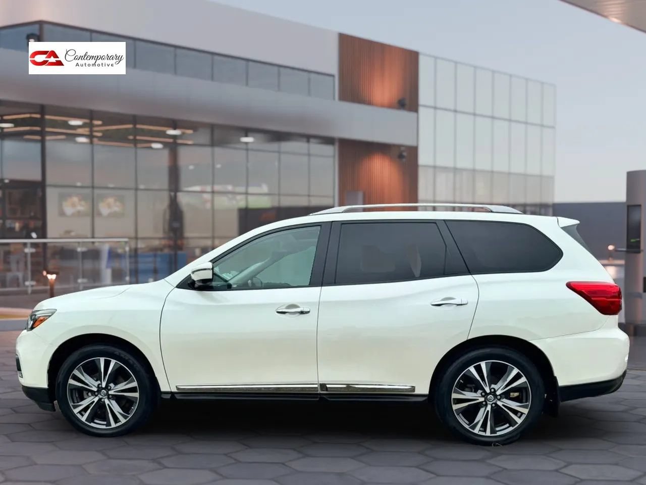 Used 2017 Nissan Pathfinder Platinum FWD image 1