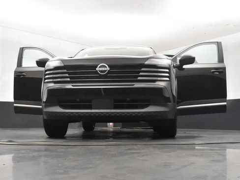 Used 2025 Nissan Kicks SV FWD image 11