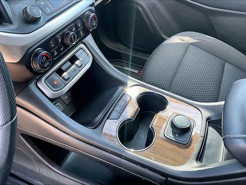 Used 2022 GMC Acadia SLE image 17