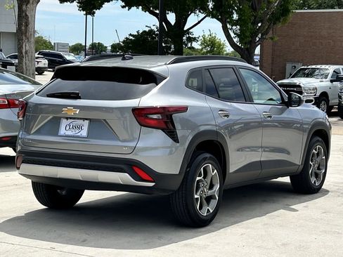 Used 2025 Chevrolet Trax LT image 4