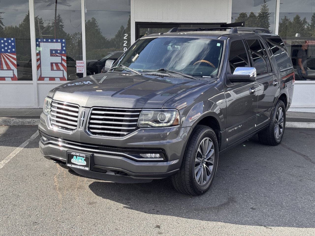 Used 2017 Lincoln Navigator Select RWD image 1