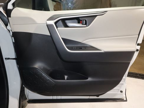 Used 2025 Toyota RAV4 XLE image 18