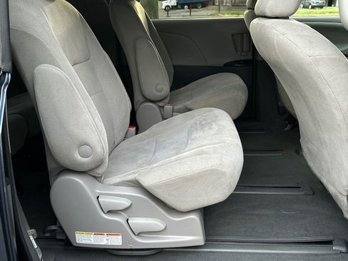 Used 2019 Toyota Sienna L FWD image 11