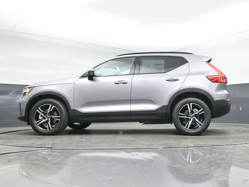 New 2026 Volvo XC40 B4 Core w/ Climate Package FWD image 39