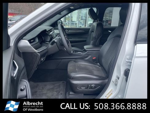 New 2025 Jeep Grand Cherokee Altitude image 10