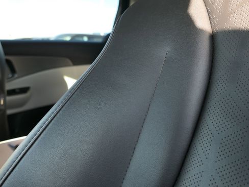 Used 2023 Kia Carnival LX image 12