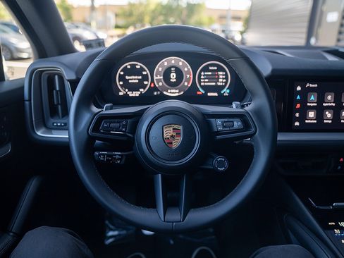 Certified 2025 Porsche Cayenne image 6
