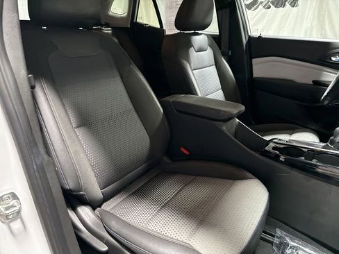 Used 2025 Chevrolet Trax LT w/ LT Convenience Package FWD image 9