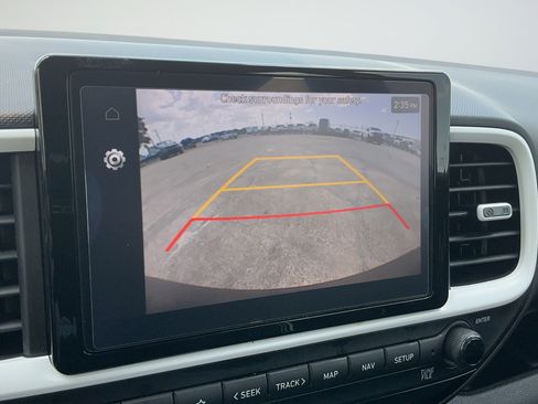 Used 2024 Hyundai Venue Limited FWD image 11