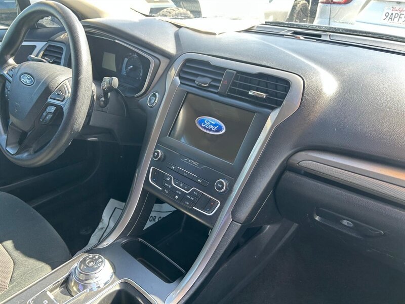 Used 2019 Ford Fusion SE FWD image 24