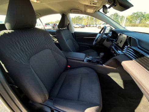 Used 2025 Toyota Camry LE image 13