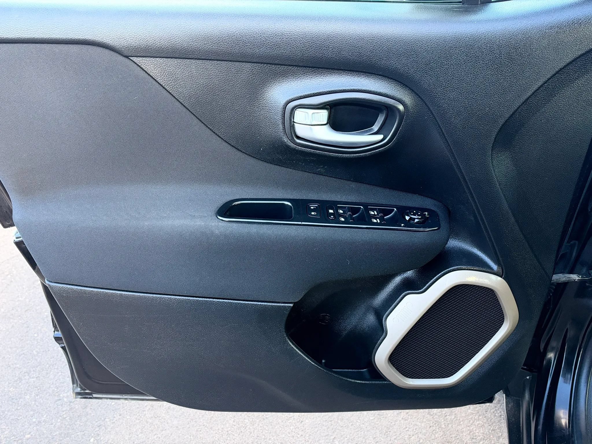 Used 2015 Jeep Renegade Latitude w/ Cold Weather Group II AWD/4WD image 13